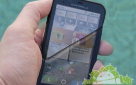 Непобедимый Motorola Defy испытан на прочность на Mobile World Congress (видео)