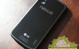В Nexus 4 трескается задняя панель