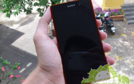 Смартфон Sony Xperia Z1 снят в красном с Android 4.4.2 на борту