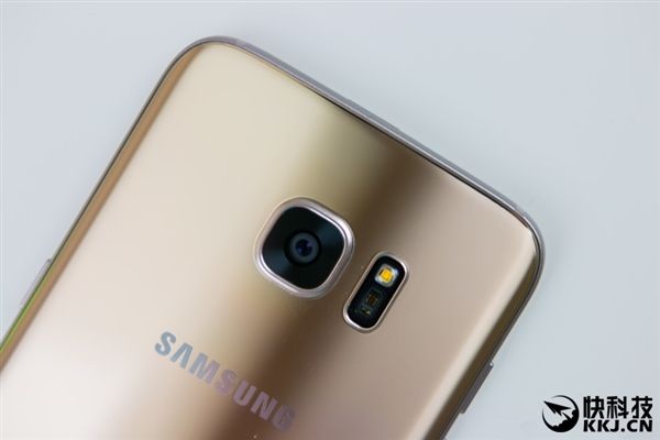 Snapdragon 820  Exynos 8890   Samsung Galaxy S7