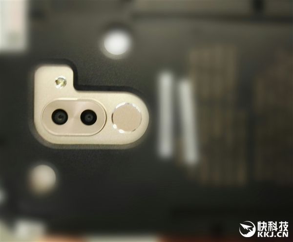 Реальное фото двойной камеры Huawei Mate 9 слили в сеть