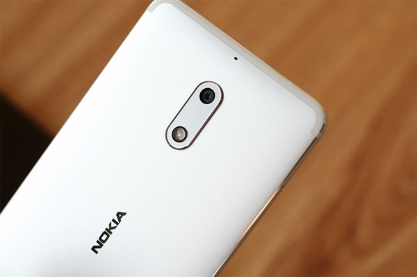 Nokia 6 ныне и в белокипенном цвете